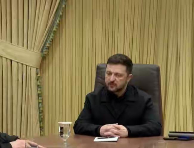 泽连斯基最亲密的助手叶尔马克日前因贪腐调查突然被免职，这已经是给了泽连斯基明确信