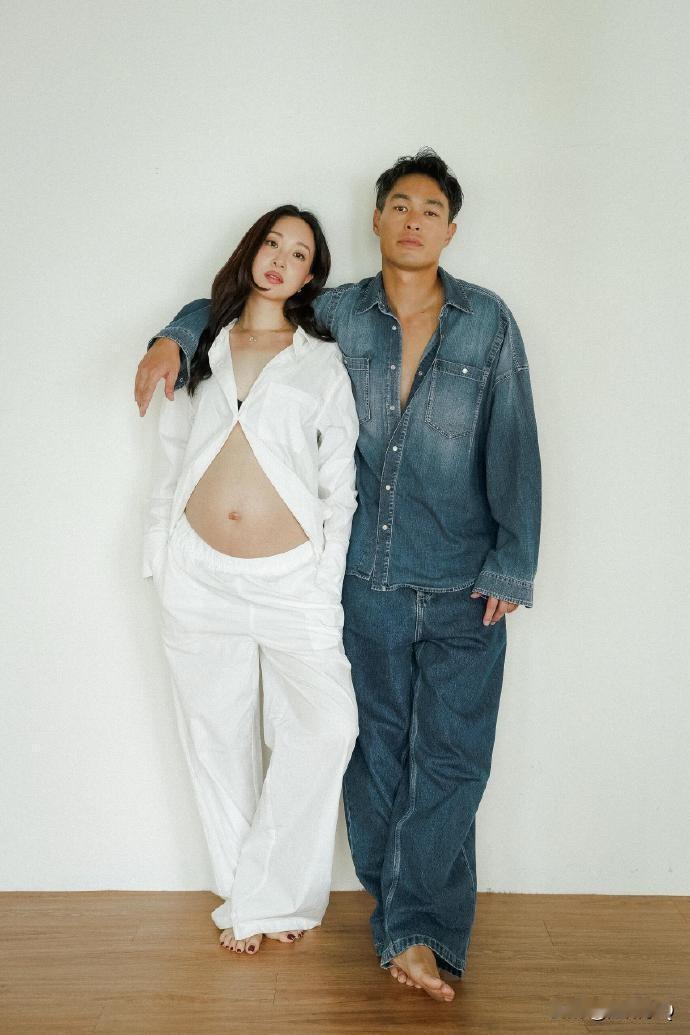 杨祐宁和妻子阿梅孕照写真，印象中阿梅的肚子就没停过，生完不久又怀了，这已经是他们