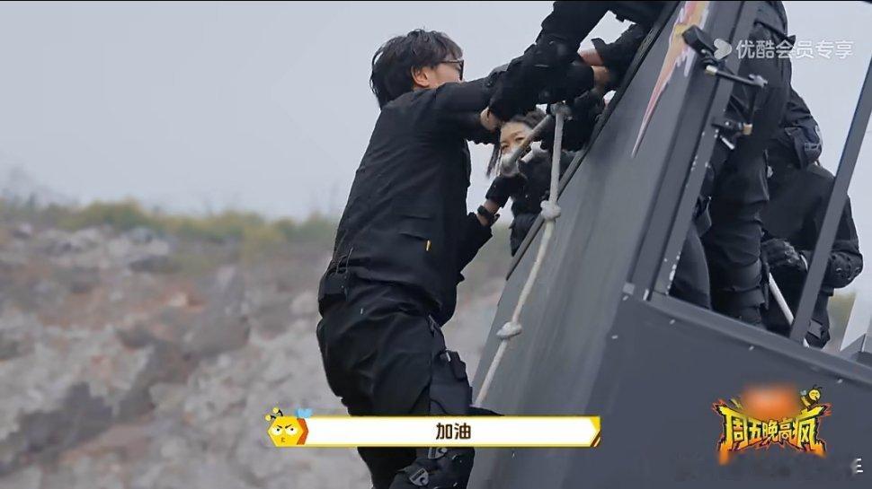 魏大勋付航等助力王传君王传君体力不支快要坚持不住，还好大伙齐心协力搭把手，肩并肩