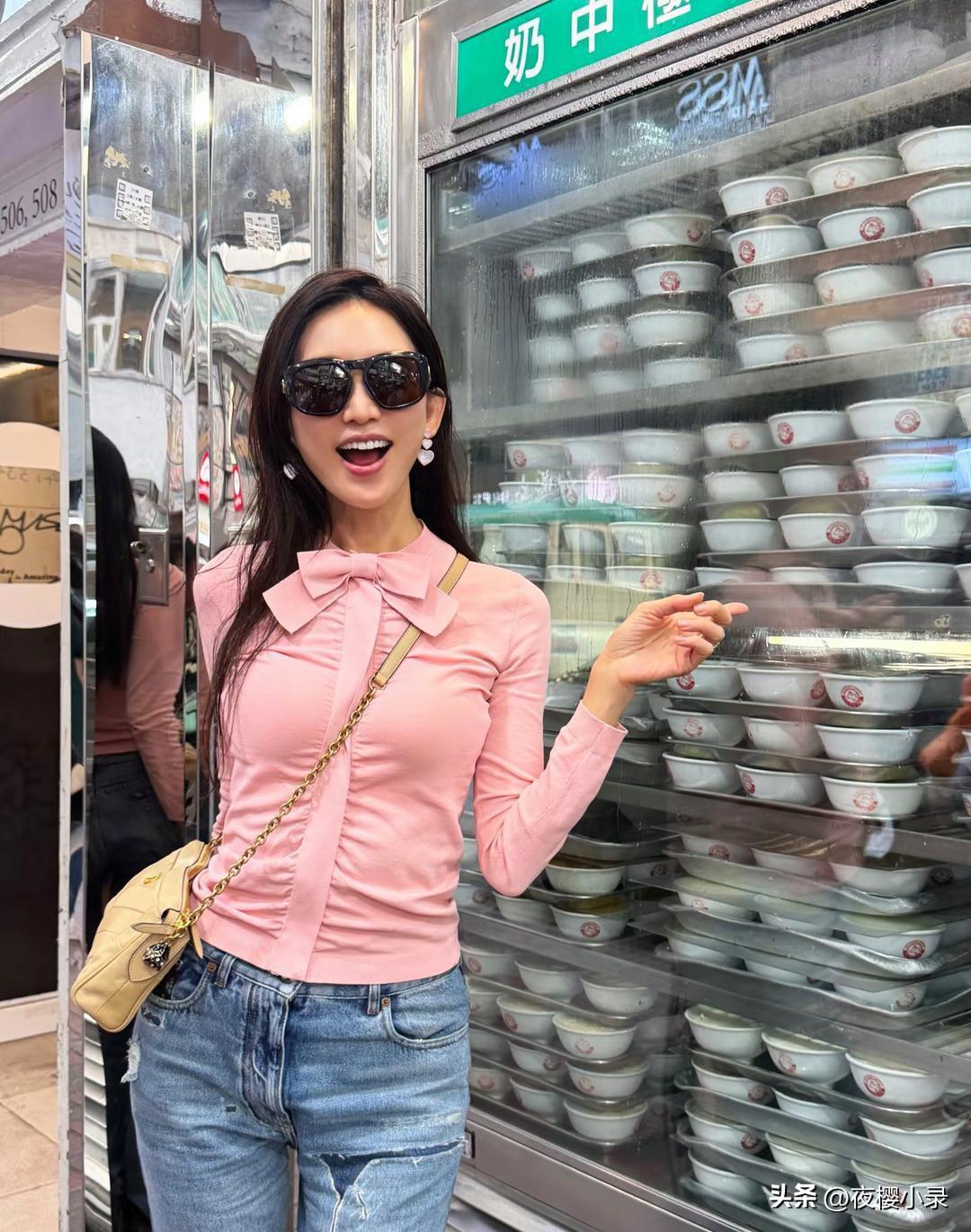 52岁林志玲现身香港游玩，她穿着粉红色上衣搭配牛仔裤，身材又高又瘦，状态真好啊！