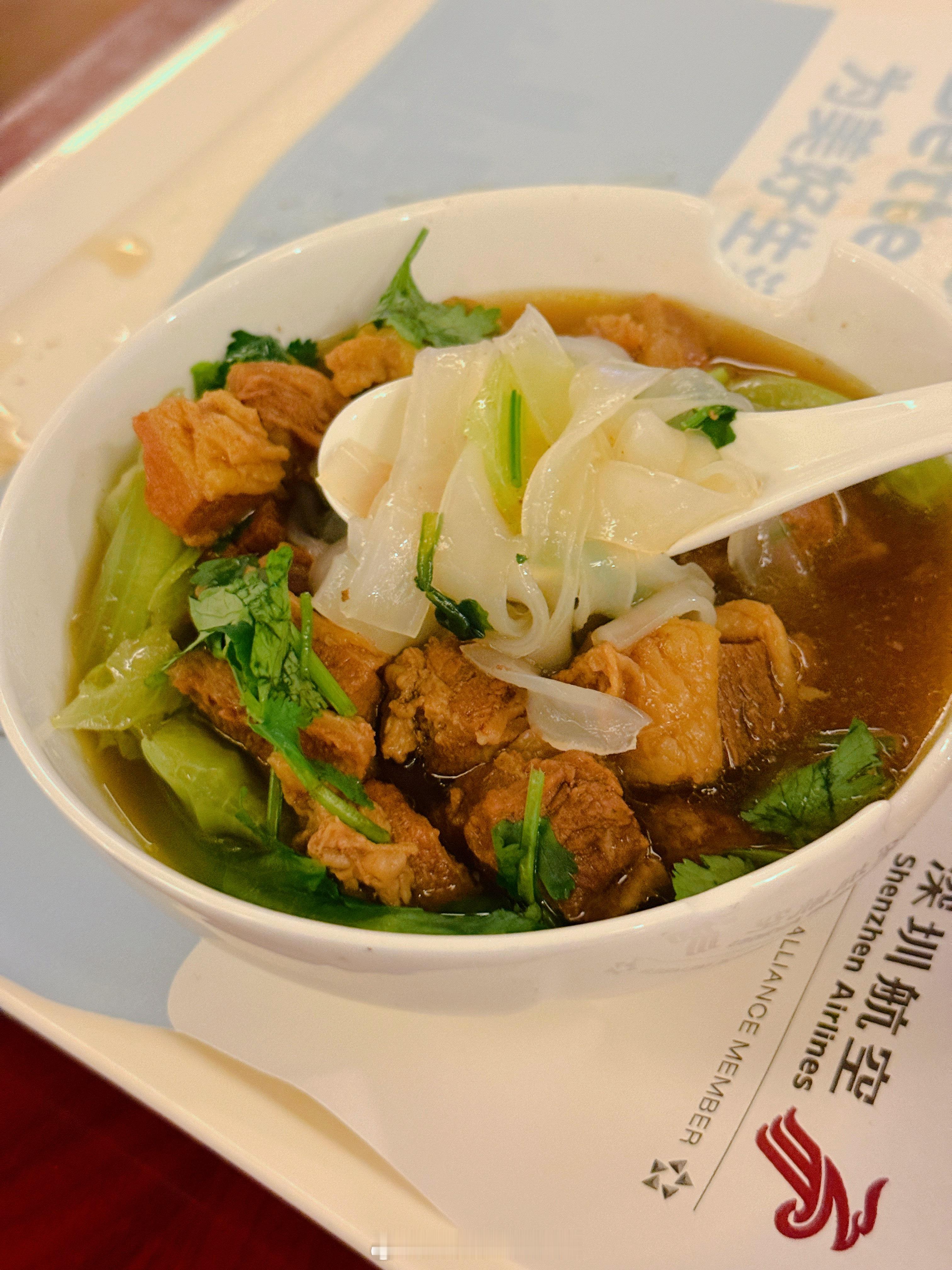 深航这个河粉真的好吃，特别是这个牛肉，我让大厨帮我多加了牛肉和蔬菜，元气满满的早