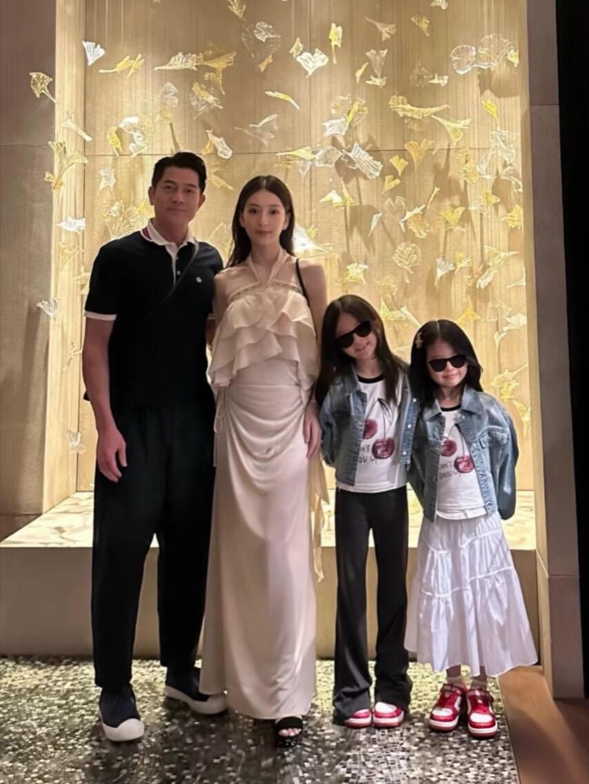 郭富城给所有男人提了一个醒，

你可以生1个，也可以生2个，

甚至可以生3个，