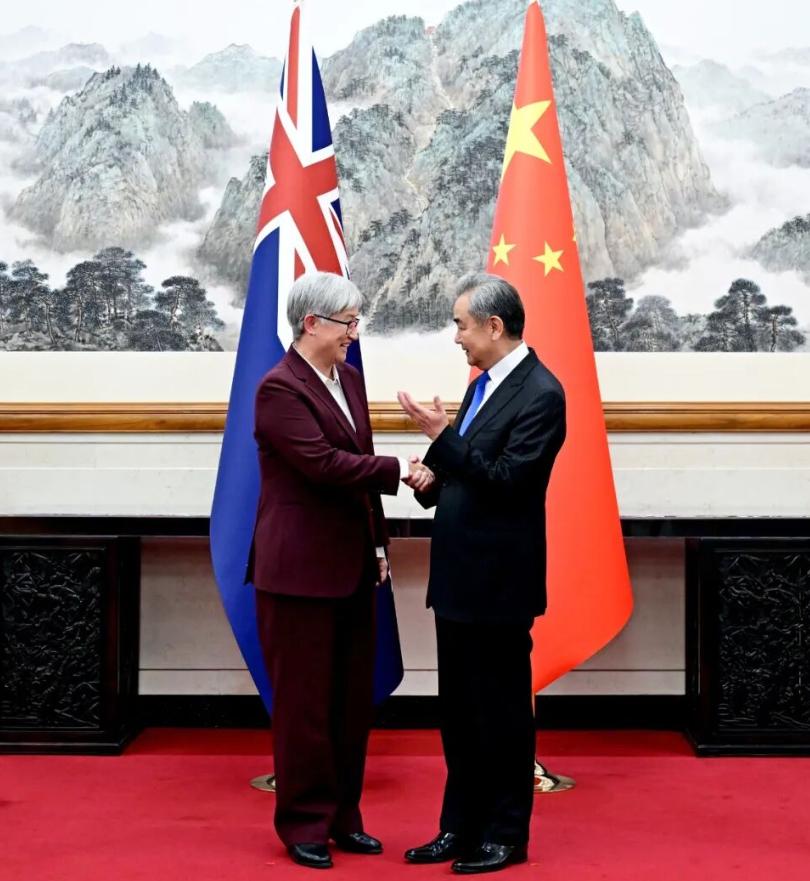 轮到美国尴尬了！

这事还得从最近的两场关键会面说起，先是 4 月底，澳大利亚和