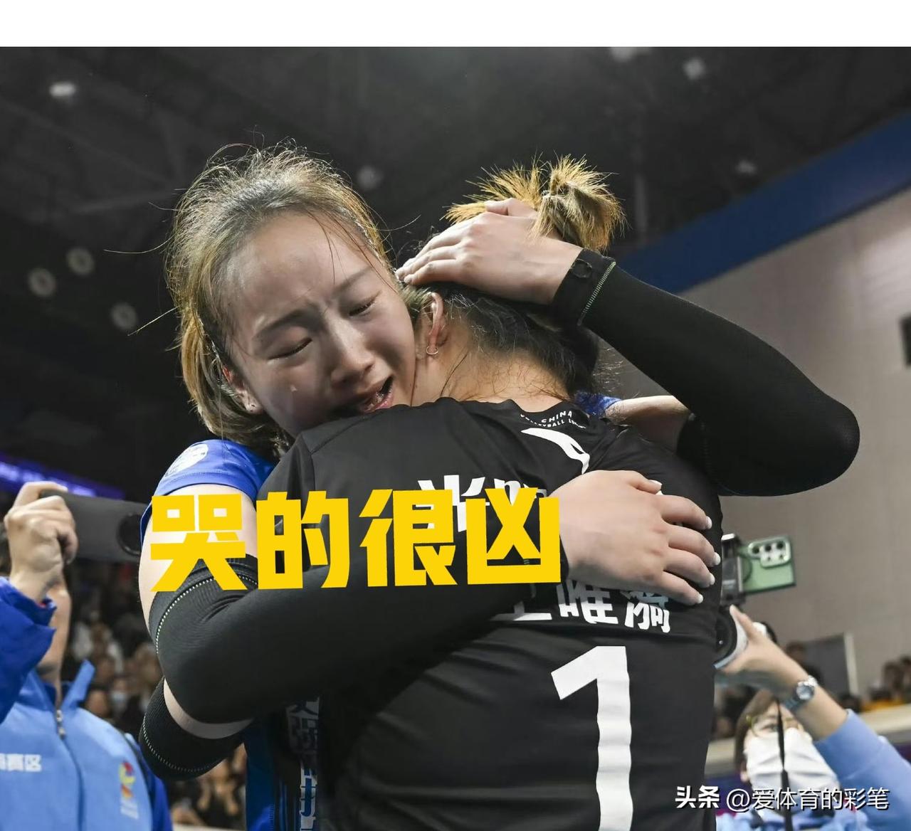 瞧，仲慧的泪珠，像大雨滴啪嗒啪嗒直往下掉[笑哭]，赛后采访，她笑着证实，去年联赛