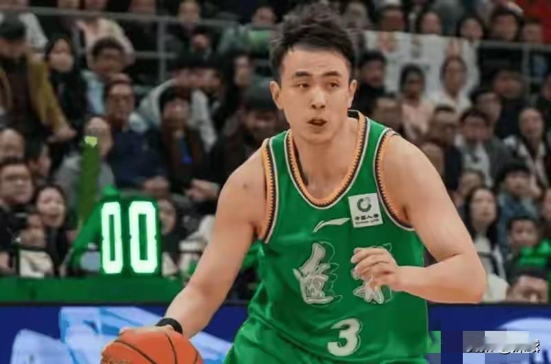 昨天和青岛队的比赛中，明明是他自己的防守漏人，结果他赖付豪，搞得付豪一脸懵。付豪