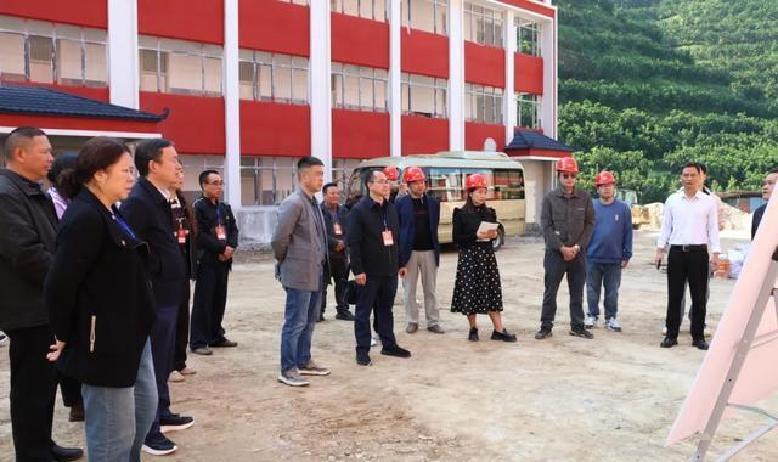 昨天，河口县的人大代表们行动起来了，省州县三级齐上阵，挨个儿去现场转悠，盯着那十