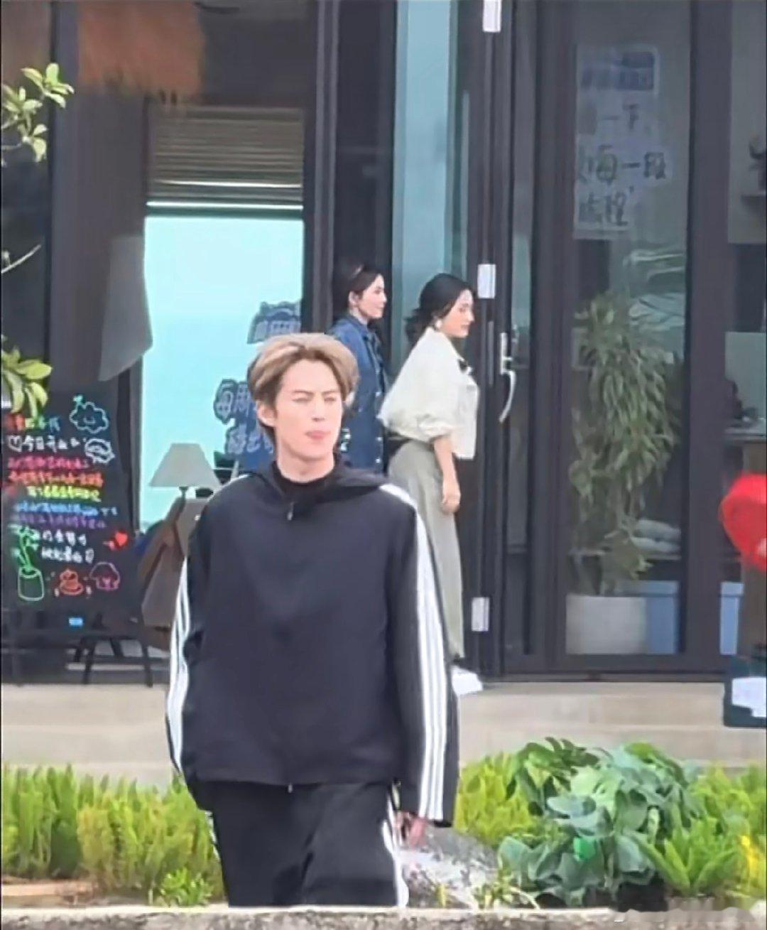 王鹤棣白鹿沈月同框白鹿沈月互动 梦幻同框来袭！王鹤棣白鹿沈月合体录综艺，三大人气