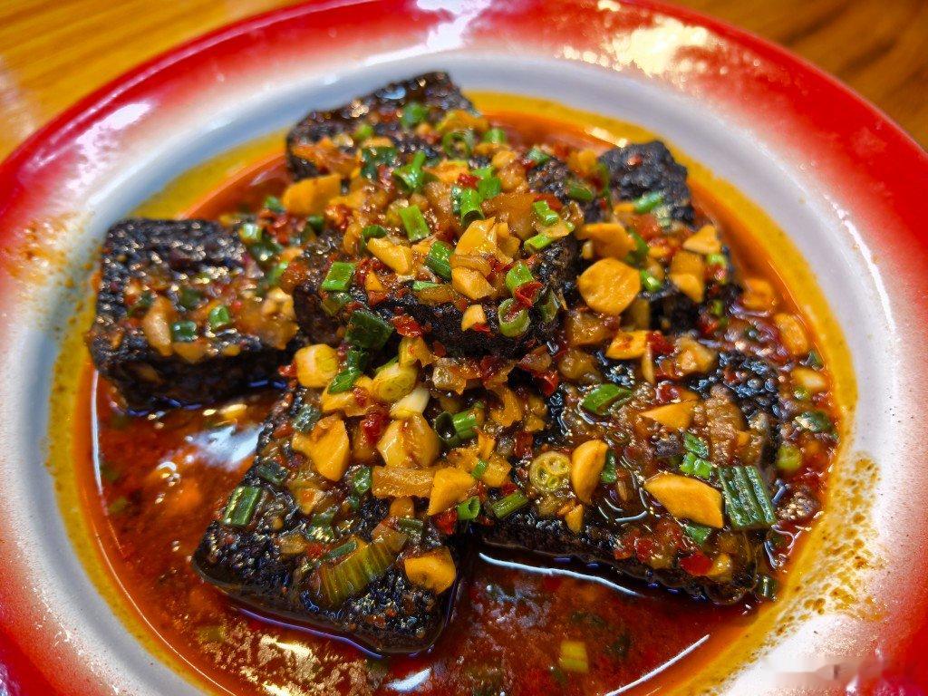 其实我不喜欢这种湿酱的臭豆腐长沙臭豆腐，蓉园的版本我喜欢扬州的臭豆腐配酱油豆芽海