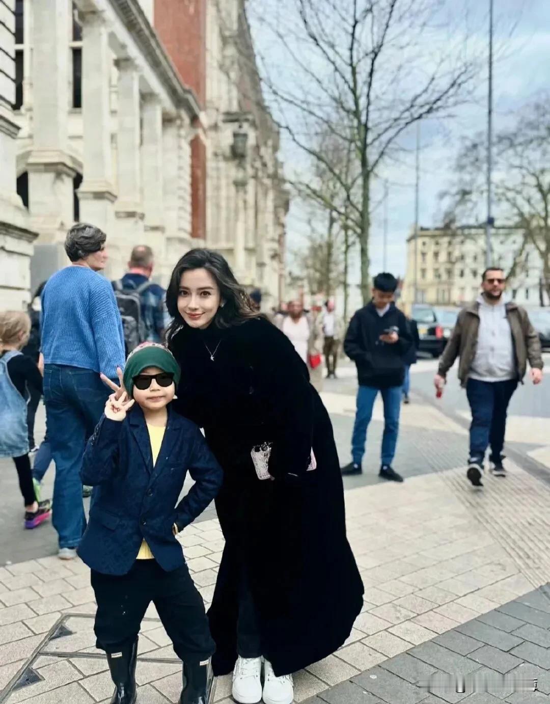 有网友在英国偶遇Angelababy，还是很美。图二男生的外形条件还有点儿像黄晓