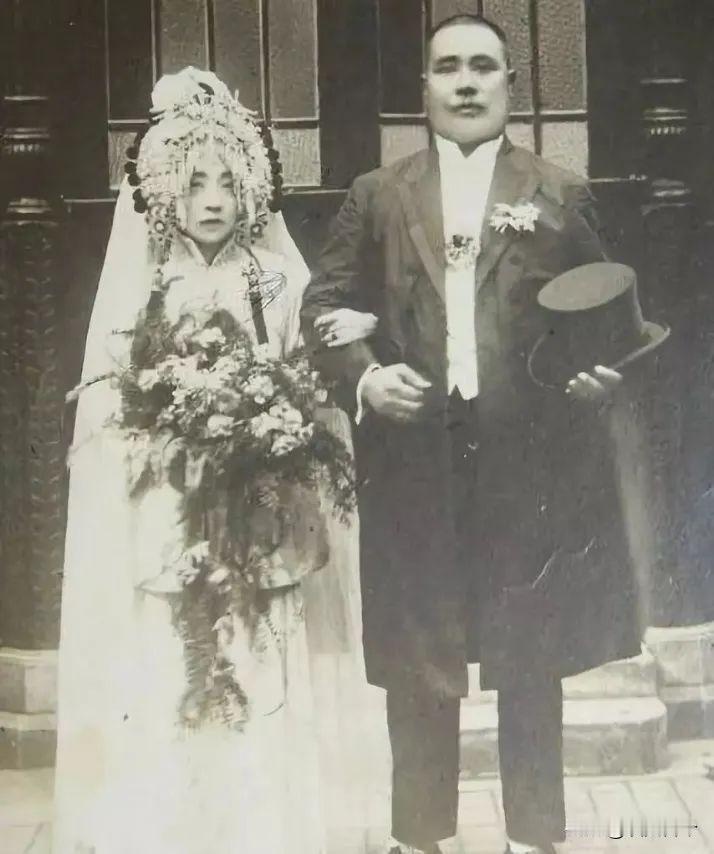 贵家小姐一夜之间就从一名良家女子蜕变成了一名“清倌人”，又凭借才智，敢于为国担当