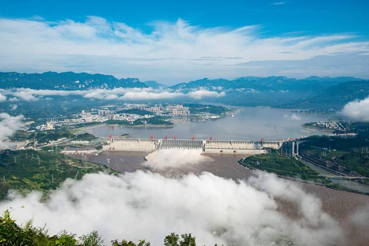 长江流域水文化对全球影响深远。从历史角度看，中国古代水利工程如都江堰，两千多年来