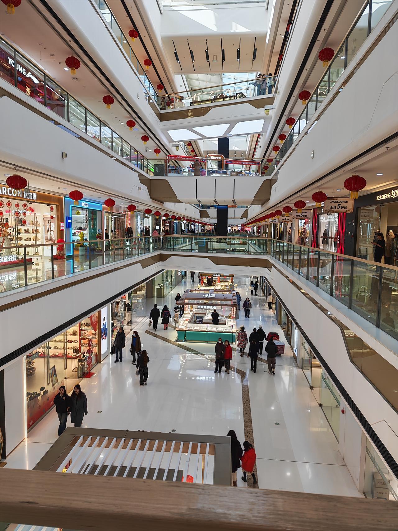 万达广场还挺热闹的，人流量嘎嘎的。