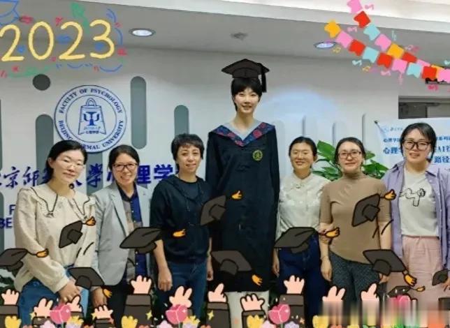 袁心玥毕业了
祝贺小苹果拿到人生一张非常重要的证书