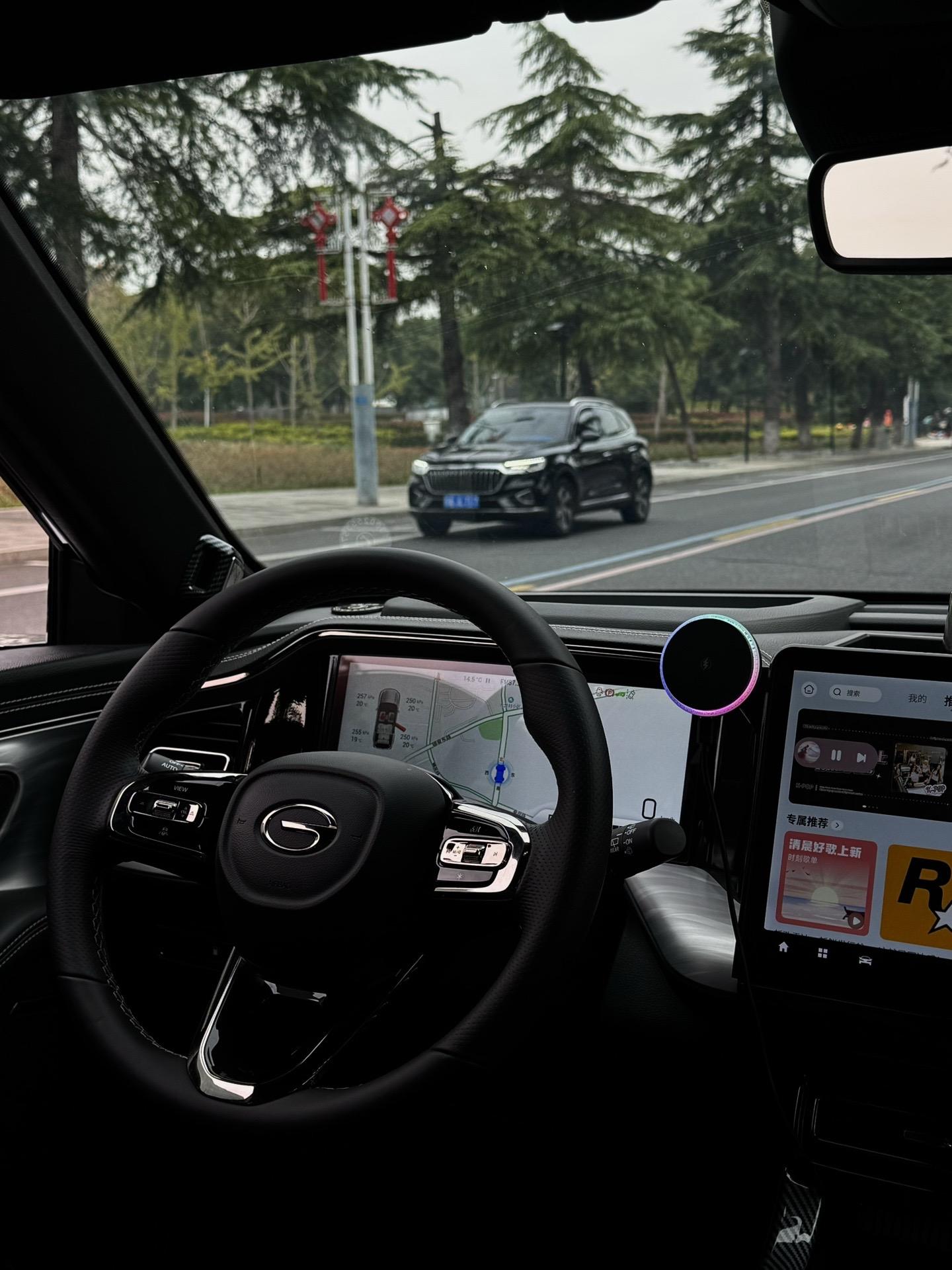 小时候比成绩  长大了比工作  现在还要比谁的车帅