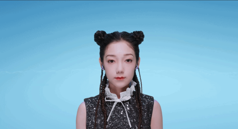 高低音被希林娜依高玩明白了 必须为希林娜依高的表现点赞！短片中，她梳着双丸子头，