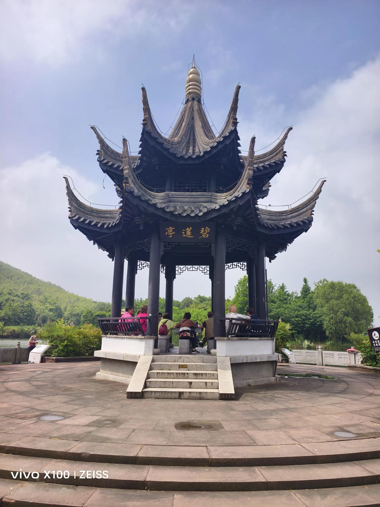 一张图片证明你来过宜兴打卡宜兴团氿公园，碧莲亭的江南韵味拉满。
