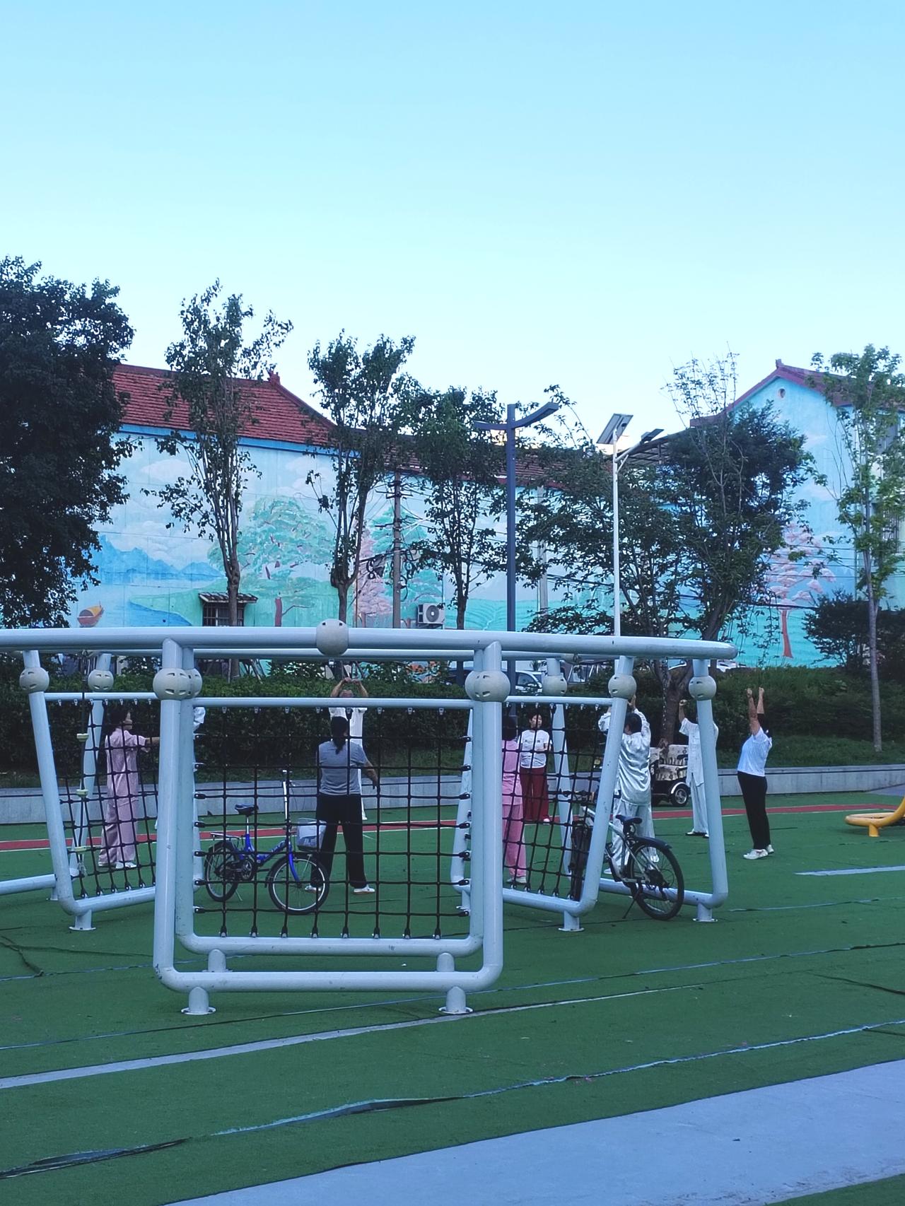 今天早晨去千字文文化公园公园散步，看到人们早晨在锻炼身体，学生们在老师的带领下在