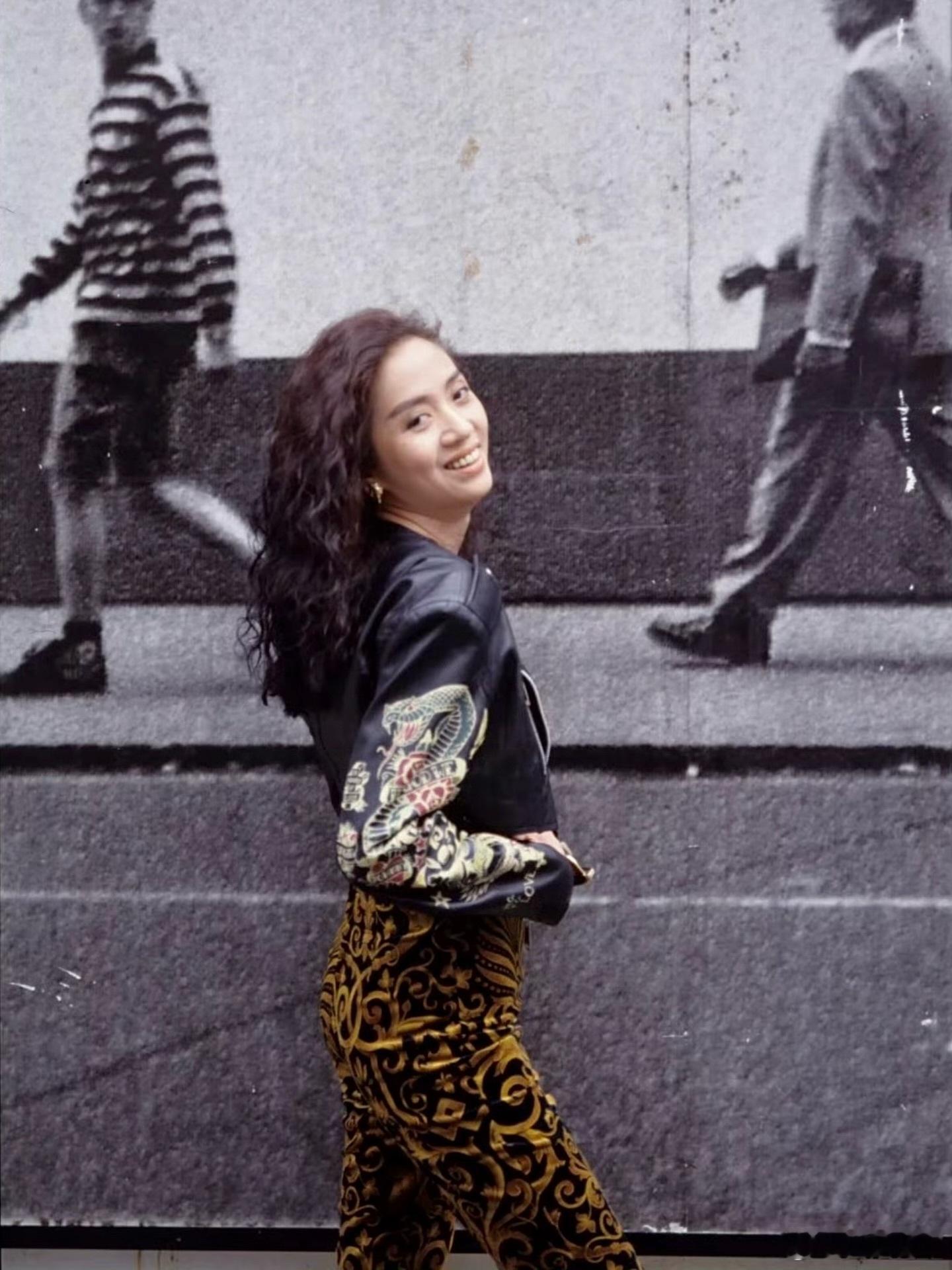 梅艳芳1991年的东京街拍，再过多少年看都是又靓又时髦。 ​​​