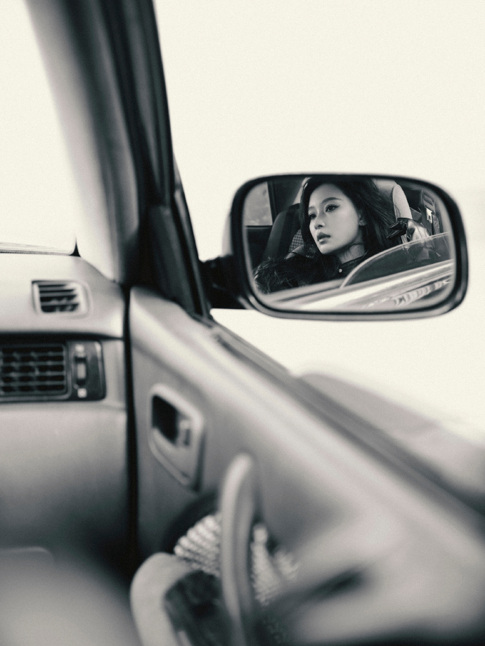 孙怡皮衣配格纹丝袜 女人味十足！是那种可远观而不可亵玩的女王般的魅力，而且格纹丝