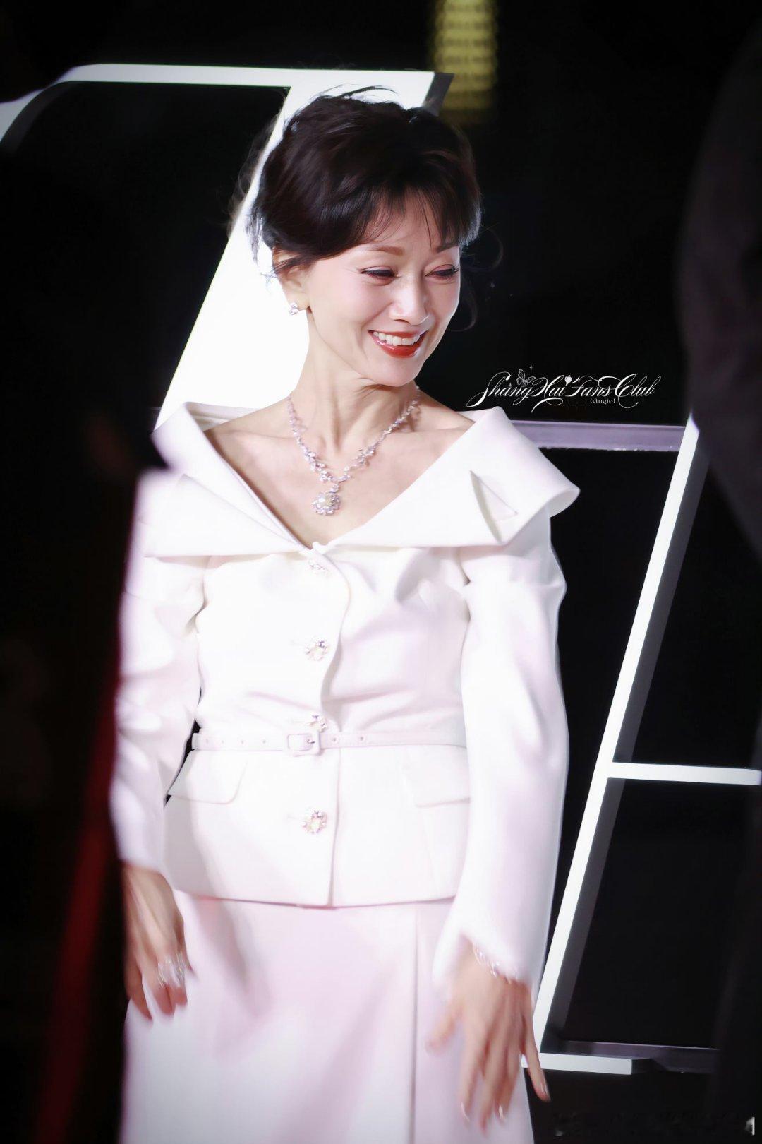 芭莎活动红毯造型内娱权威下车名场面 被芭莎大赏的下车名场面惊艳到！红毯造型精致度