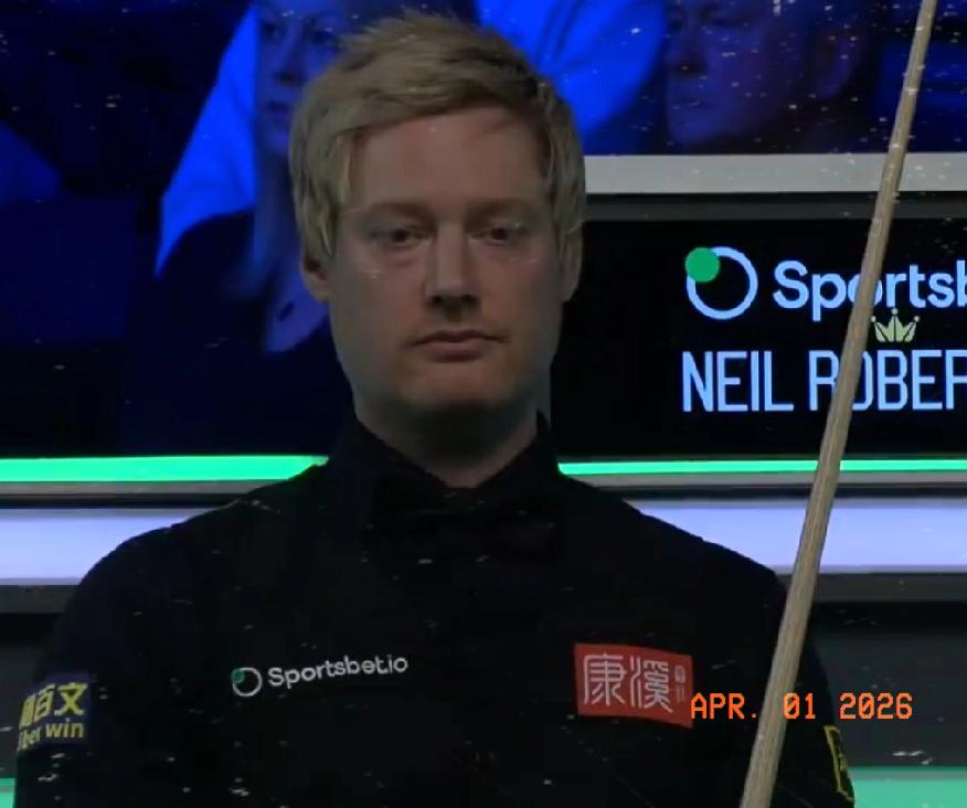 同时进行的另一场八强较量：
罗伯逊对霍金斯，
上半场前4局，2-2战平，
第1局