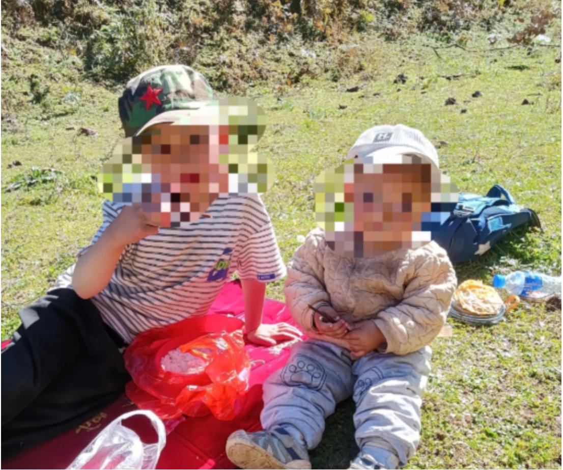 两个孩子，一个7岁，一个才2岁，在外公外婆干农活的山地旁玩了一会儿，最后一个身上