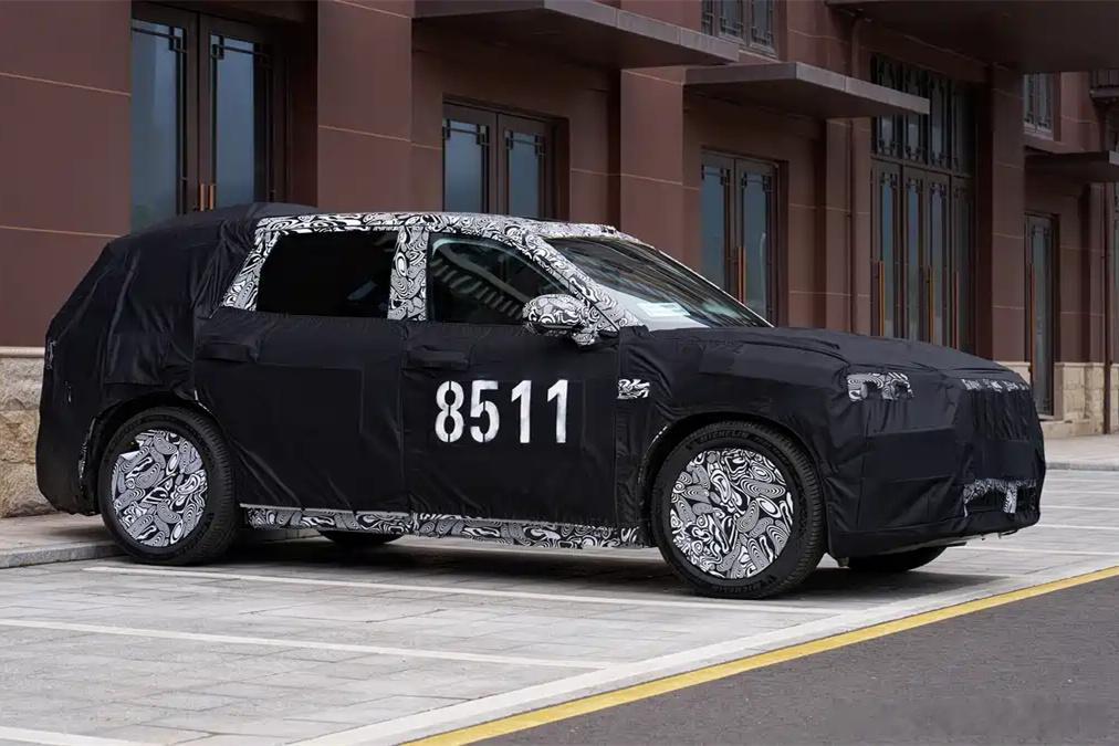 据说是极氪8X的最新谍照，既不像7X那么圆润，也不像9X那么方正，不知道会不会又