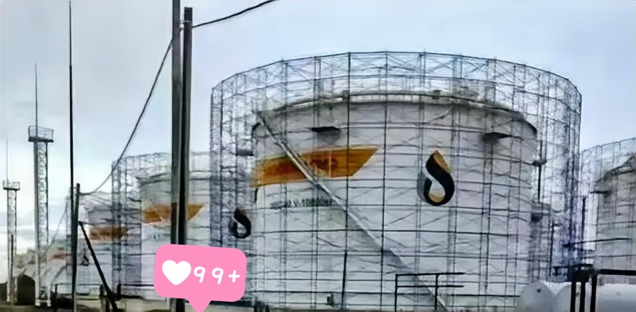 反转！S-300/S-400拦不住无人机，俄军给炼油厂装铁丝网防突袭
 

俄罗