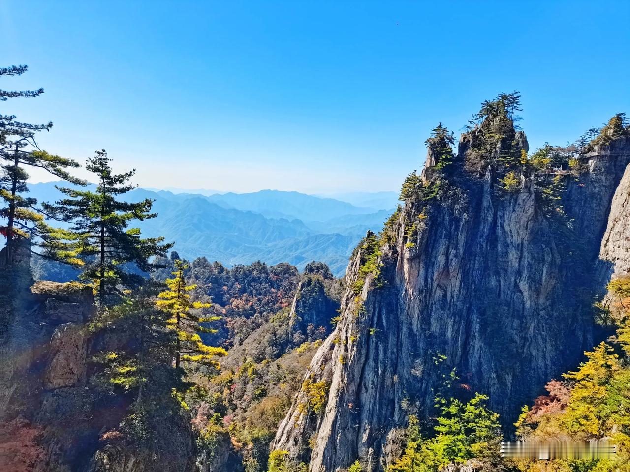 云雾缭绕的山间仙境，感受大自然的鬼斧神工。奇特山峰美景 奇景如画。 美丽壮观的大