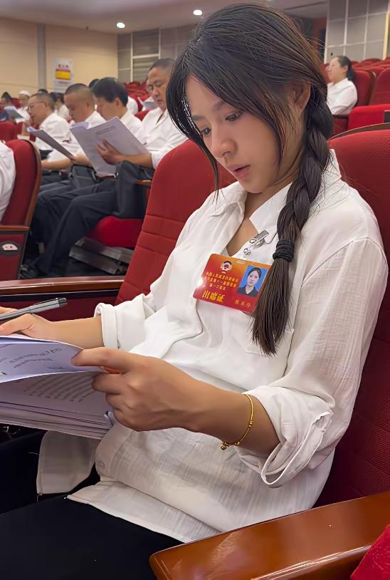 谁能想到，当年在深圳东门街头跳“恶龙咆哮”、被无数网友调侃的网红阿梓不可爱（本名