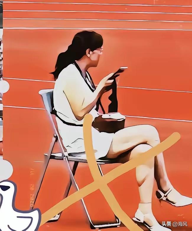 这个女子，就因为升国旗时坐着看手机，被公司开除，并宣布“永不录用”。升旗坐着刷手