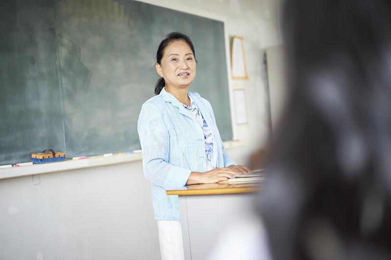 教师想长寿，光心态好还不够

教了三十多年书，我发现一个真相：长寿的老师，不是课