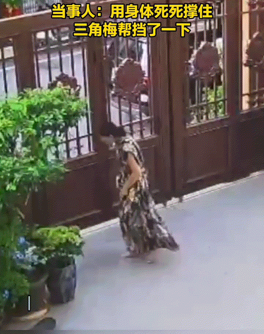 太危险了！湖南永州，一女子关家中院子里数百斤的滑动大铁门时，听到门有异响便低头查