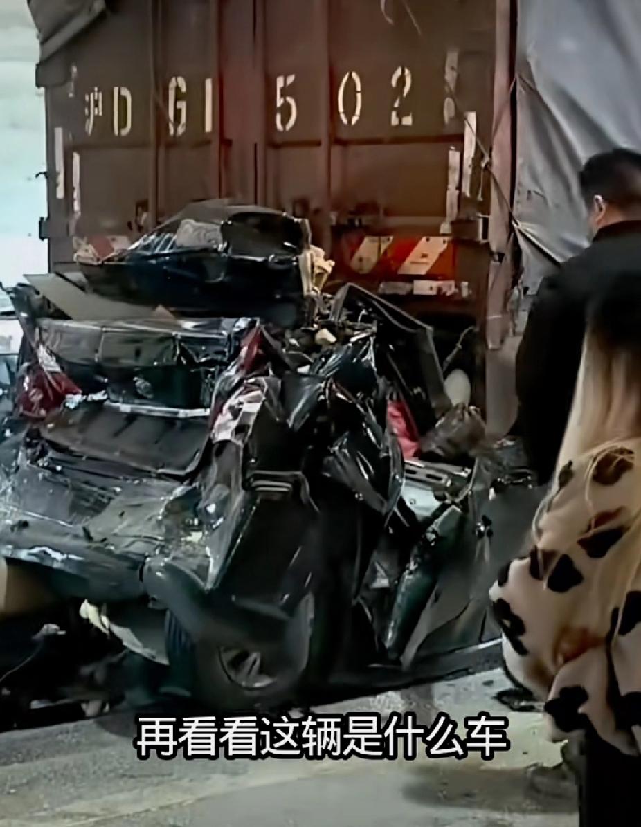 版本1
万万没想到！黑色私家车被夹扁变形，旁边的豪华车也卷入其中，画面看着太揪心