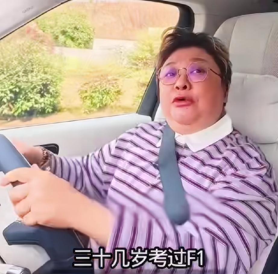 韩红30多岁考过F1，学车还是柯受良教的

很难想象韩红还是娱乐圈少有的赛车手，