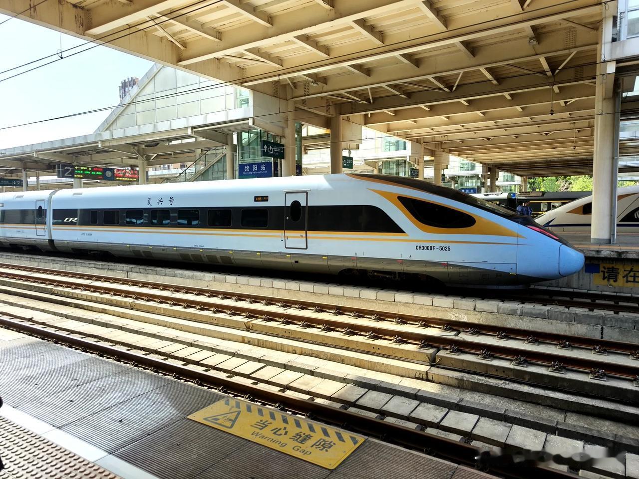 复兴号CR300BF型动车组交通强国铁路先行