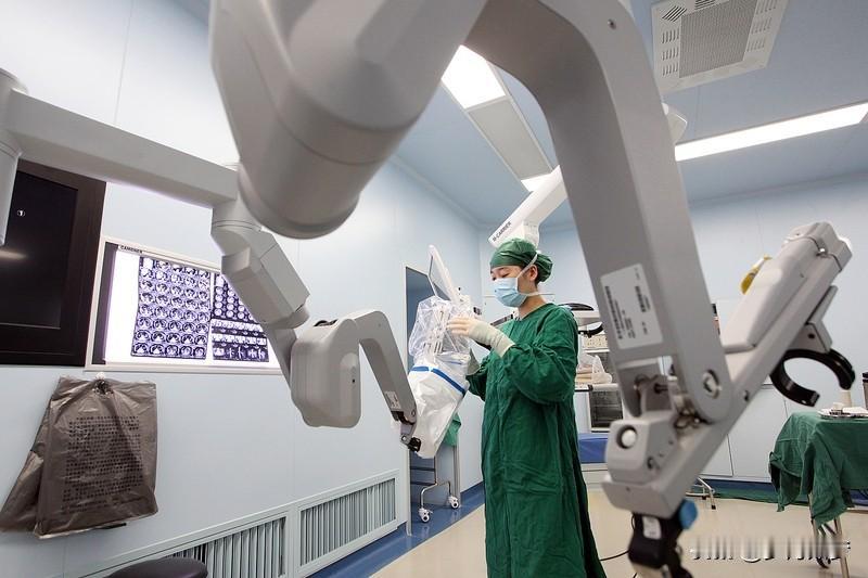 专家指出，机器人虽在精准操作、效率提升（如Neuralink脑机接口手术）方面优