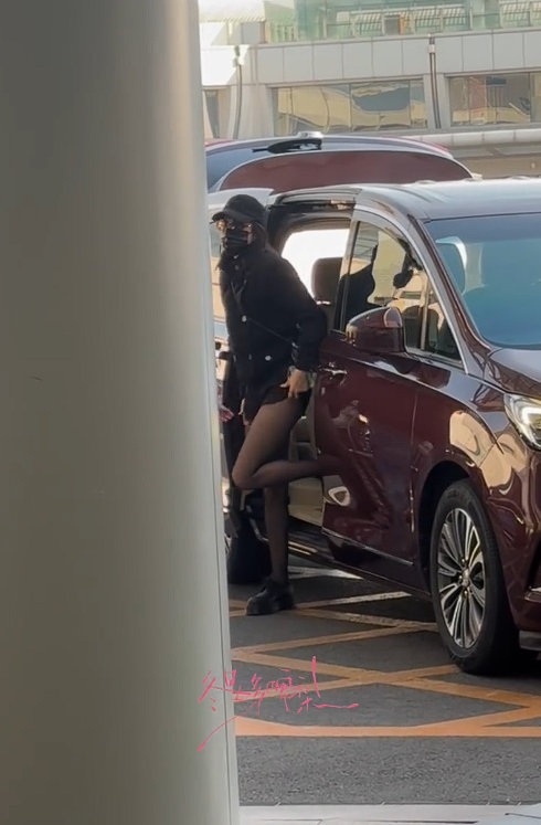 比迪丽热巴先下车的是长腿 迪丽热巴短裤黑丝好辣 迪丽热巴短裤黑丝好辣，比迪丽热巴