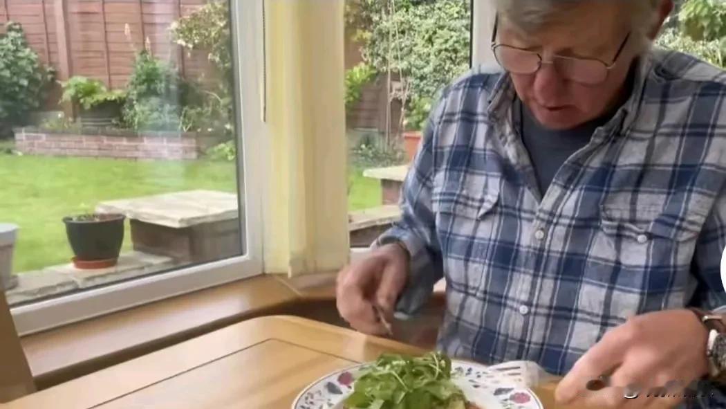 9月4日，网络红人界传来了一则令人哀伤的消息，英国网红干巴大叔因骨癌在家中不幸去