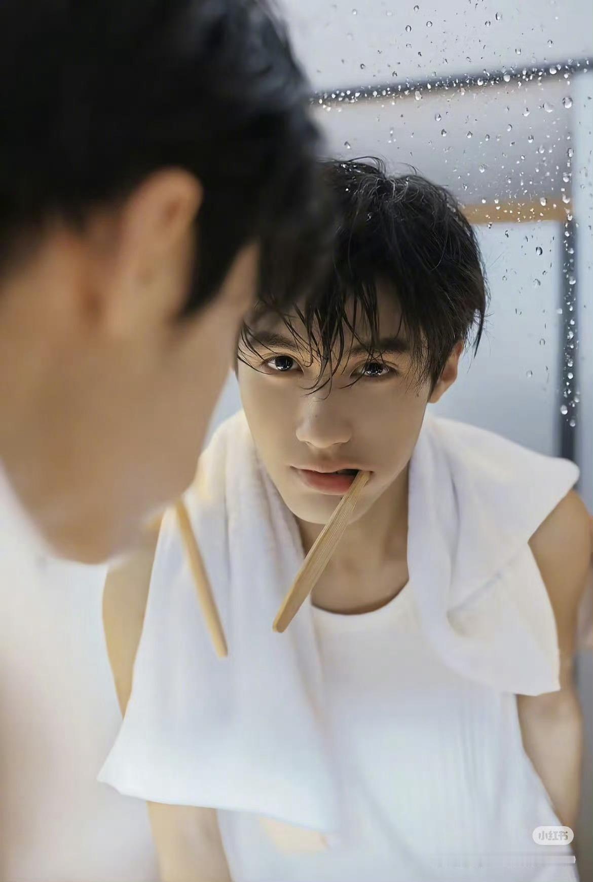 王小亿杨鹏丞颜霸同框眼睛好忙 王小亿粉色裙装少女感拉满🎀，杨鹏丞白西装少年感十