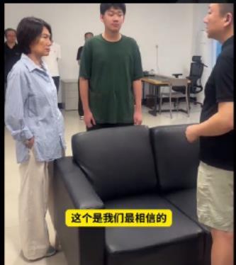 董明珠现身格力技校！家长拍手叫好！据快科技消息，近日，董明珠现身珠海市格力技工学