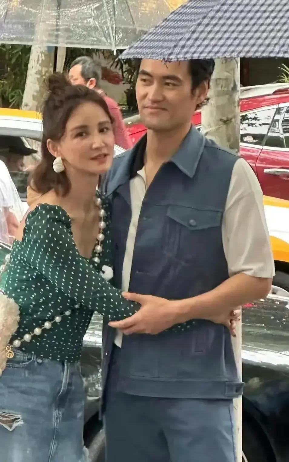 张歆艺瘦成排骨胸，和以前的她差距太大，感觉老了二十岁。

我发现女到中年还是要有