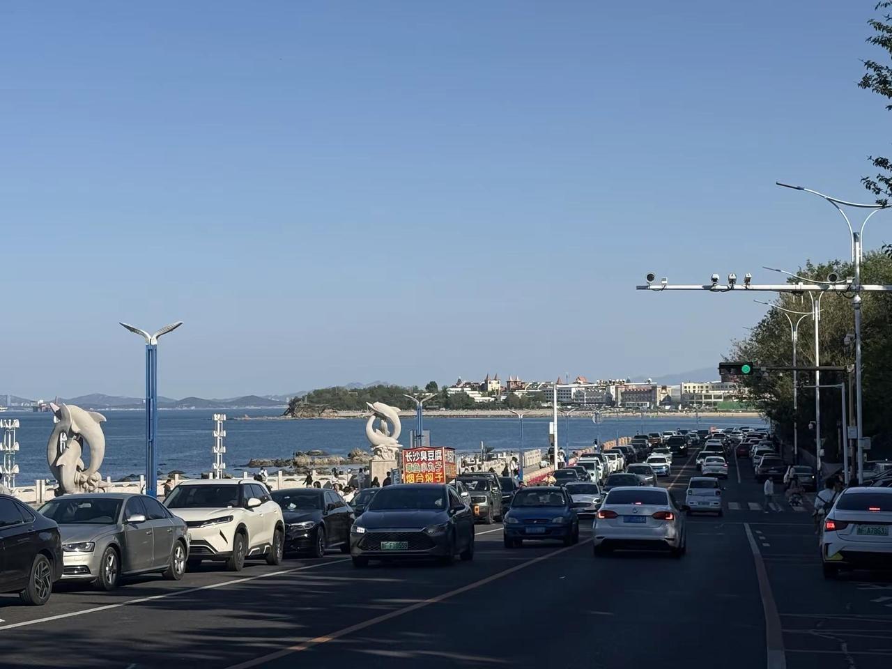 一座有海的城市！一起看海 海边随拍  面朝大海，春暖花开，假期海边来了好多人！