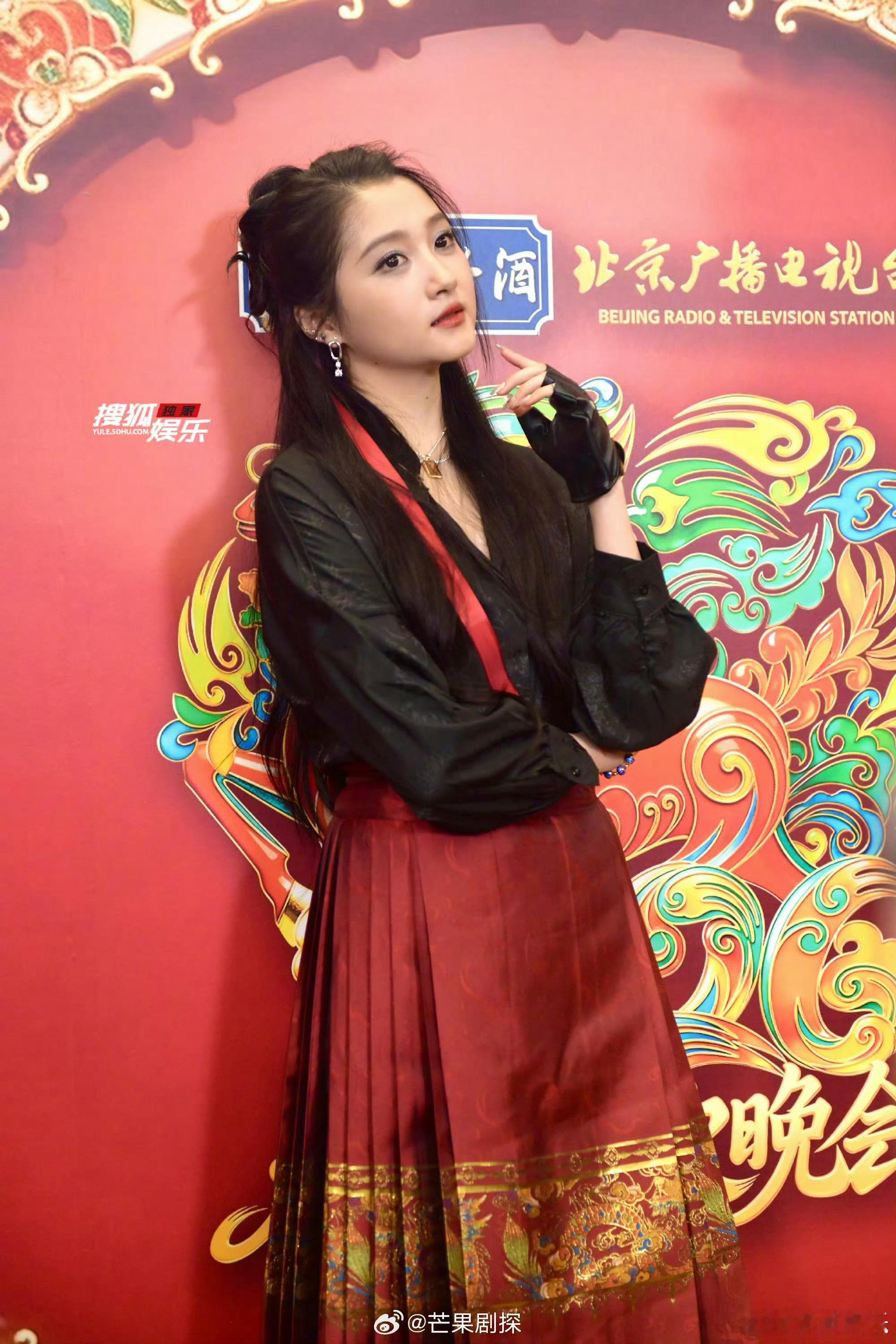 关晓彤飒爽女郎关晓彤马面裙红发带 好爽利的造型，但看脸还是可爱 