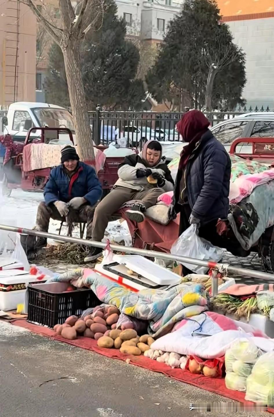 零下的天，街头摆摊的大爷大妈裹着厚棉袄，守着摊儿上的土豆、白菜，手冻得通红也舍不
