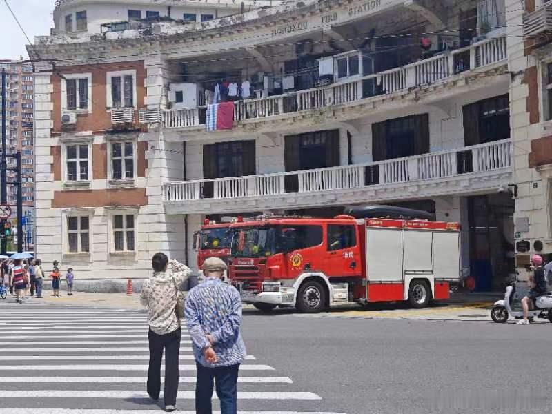 🏰今天上午带着两个娃参观了位于哈尔滨路2号的这栋百年历史建筑。🔥1866年公