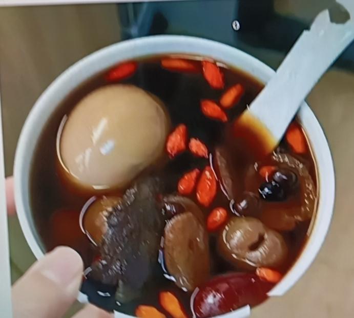 更年期女性想湿润卵巢子宫、让皮肤更光滑，这五样食物可常吃。
首先是豆制品，像豆浆