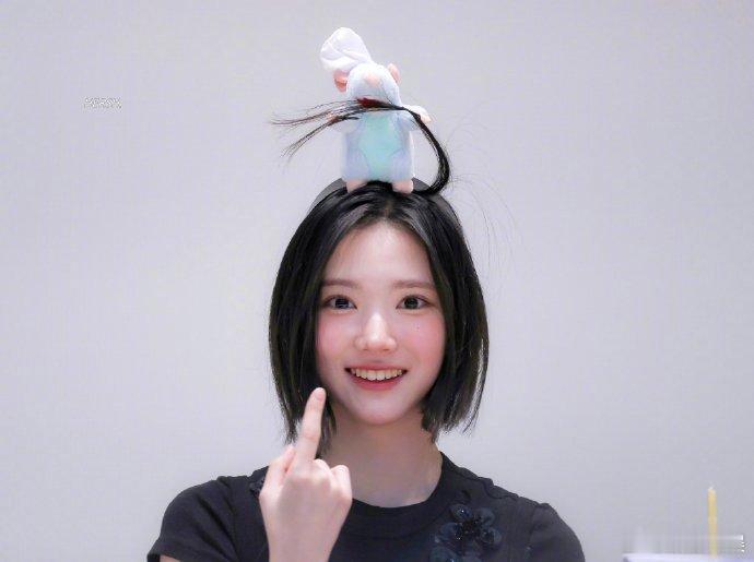 JIWOO料理鼠王 ​​​在活动中戴上料理鼠王发饰的Hearts2Hearts 
