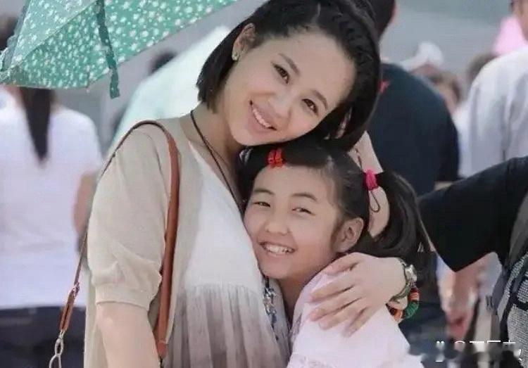 杨紫和小时候的张子枫，原来杨紫都已经是娱乐圈的大姐姐了。 ​​​