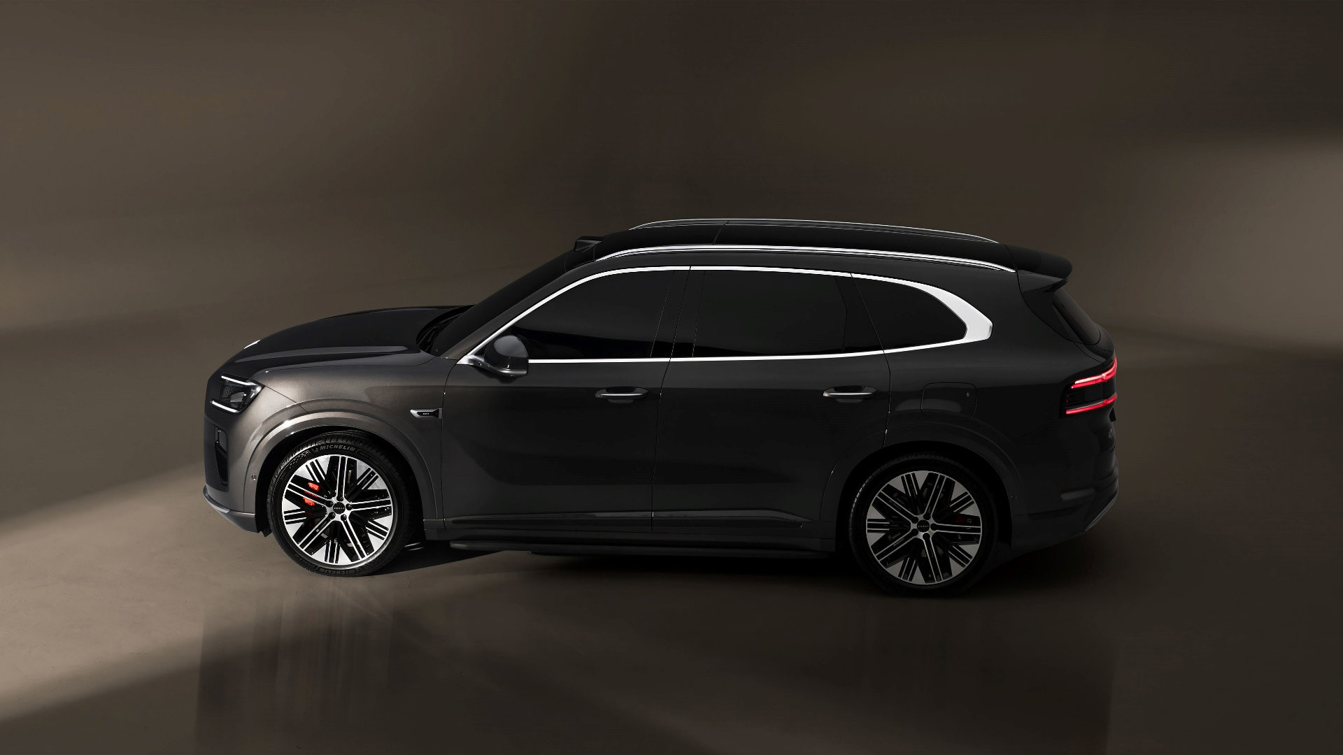 今天极氪8X新色官宣，云珀红一眼惊艳！让人瞬间联想到迈巴赫S680的经典碧玺红，